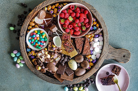 Tábua de Sobremesa de Chocolate de Páscoa por Katrina Meynink.