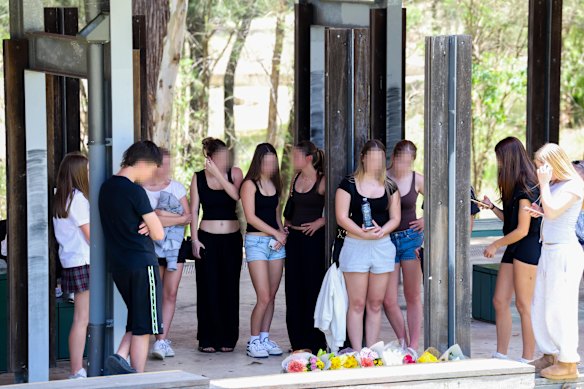 Na tarde desta quarta-feira, dezenas de buquês foram colocados no local da morte do adolescente.