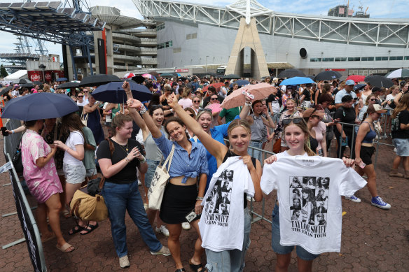 Success at the merch tent for these fans. 