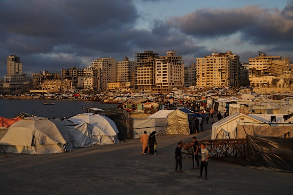 Palestinians would vote because they want leadership change, Sinijlawi says.