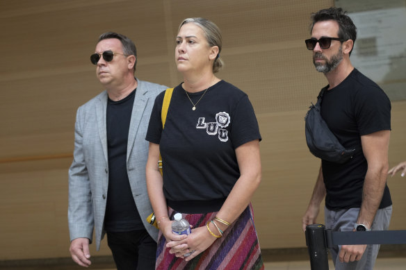 Les fils de Gisèle Pelicot, Florian, à droite, David, à gauche, et sa fille Caroline Darian, au centre, arrivent au tribunal plus tôt ce mois-ci.