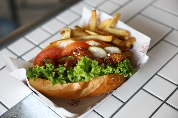 Um camarão po boy servido no TJ's Po' Boys.