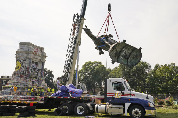 Crews move the horse of Confederate General Robert E. Lee one of the  largest remaining monuments to the Confederacy.