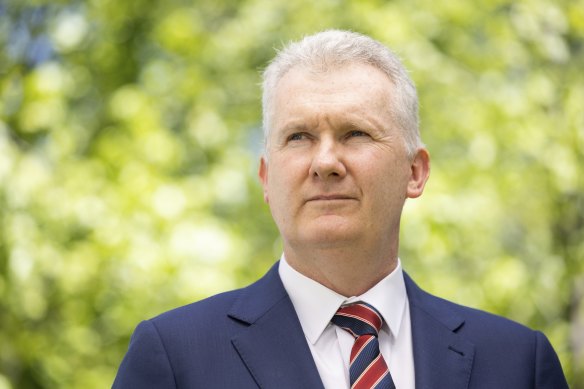Workplace Relations Minister Tony Burke says the government is committed to getting national traction on silicosis.