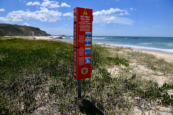 La pareja estaba nadando en Kylies Beach cuando fueron atacados por un tiburón.