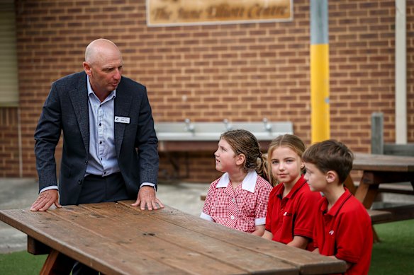 Chelsea Heights Primary School principal Steven Capp with students (from left) Bronte, Billie and Lewis.