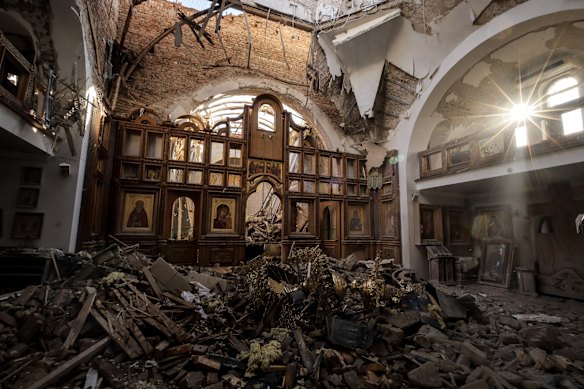 Uma igreja cristã ortodoxa danificada na cidade de Kostyantynivka, na linha de frente, no fim de semana.