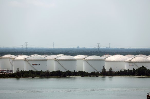 Silos de almacenamiento de petróleo cerca del puerto de Tanjung Pelepas en Pontian, Johor, Malasia.