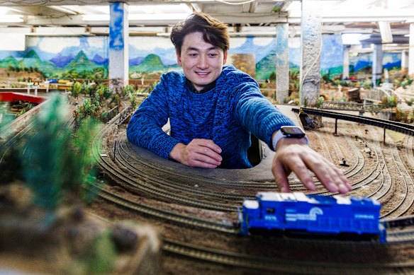 No one told Xu about the train set before he bought the house.