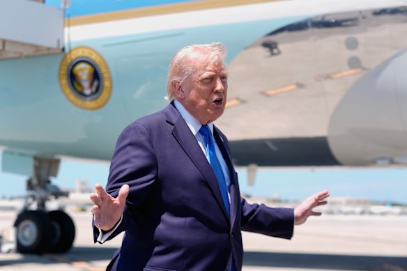 Il presidente Donald Trump parla ai giornalisti prima di salire sull'Air Force One in Florida.