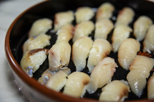 Um prato de peixe brilhante.