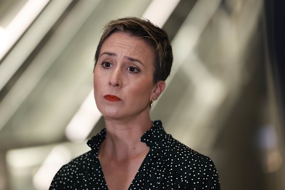 La ministra de Transporte, Gabrielle Williams, dice que las pruebas son un paso fundamental hacia los pagos tap-and-go.