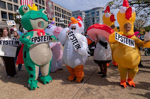 Um sapo com uma coroa estava ao lado de um unicórnio, um galo e duas galinhas em Washington, DC.