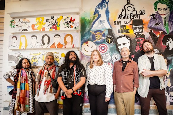 Los miembros de la banda, bengalíes y australianos, se centran en el jazz y la música folclórica del sur de la India.