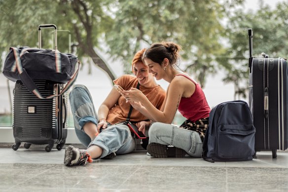 Use the tools at your disposal to meet other female solo travellers.