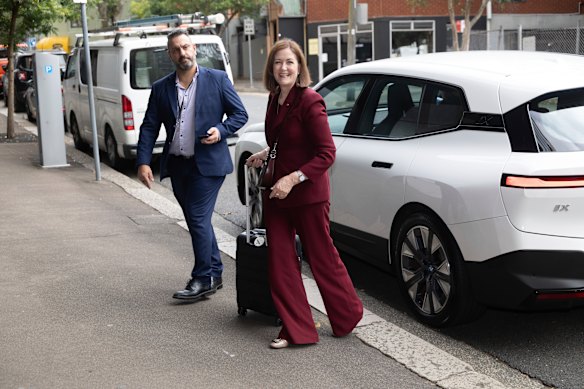 Llega la senadora y portavoz de comunicaciones liberal Sarah Henderson.