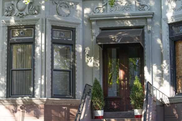 На прошлой неделе федеральные агенты совершили обыск в доме Брианны Саггс, главного сборщика средств и давнего доверенного лица мэра Нью-Йорка Эрика Адамса.