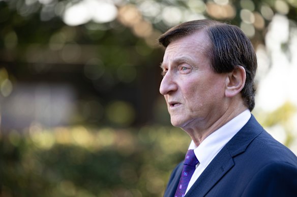 O Ministro do Governo Local, Ron Hoenig.