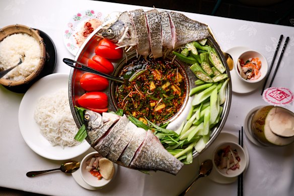 Lau chem tuoi (sweet and sour steamboat with fresh silver perch).