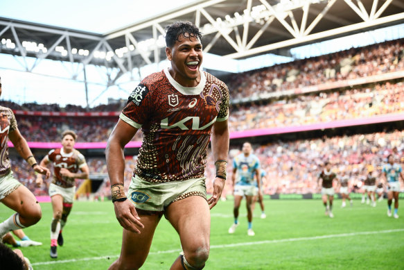 Selwyn Cobbo scores for the Brisbane Broncos against the Gold Coast Titans.