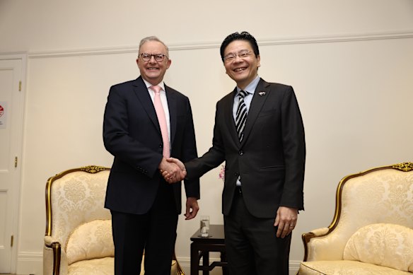 رئيس الوزراء الأسترالي أنطوني ألبانيز ونظيره السنغافوري لورانس وونغ.