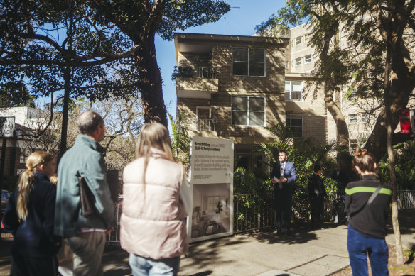 The auction crowd at 10/16-18 Roslyn Gardens in Rushcutters Bay.