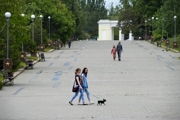 Yerel sakinler Mayıs ayında Kherson'da yürüyor.