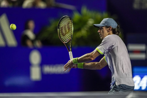 Alex de Minaur plays a forehand return on his way to beating Tommy Paul in the Acapulco final.