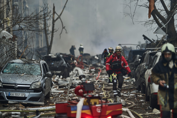 The first hours after the missile debris fell on the building where people live in central Kiev. 