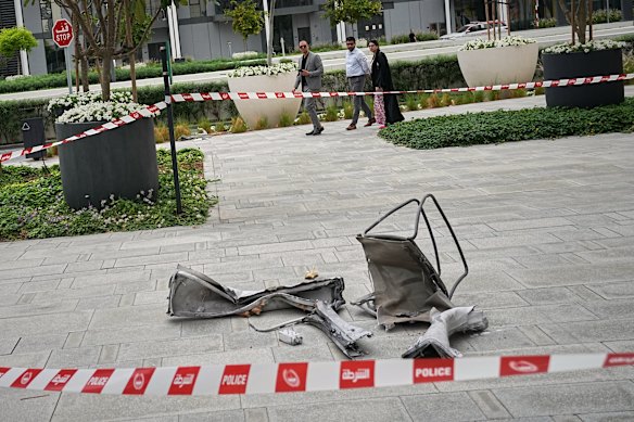 الحطام بعد الضربة بالطائرة المسيرة على الفندق.