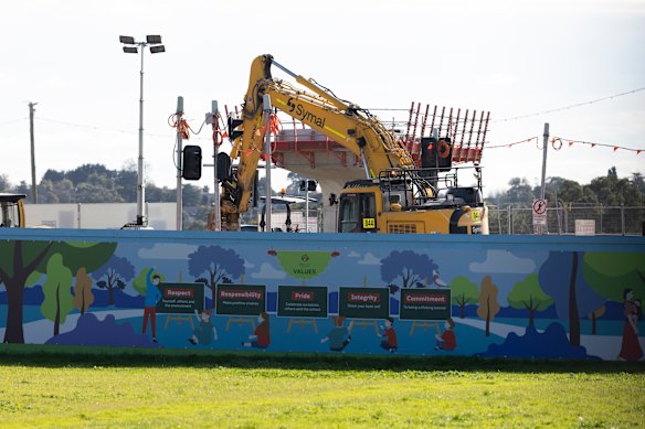 A temporary fence at Belle Vue Primary School, which is about half a metre shorter than the proposed permanent wall.