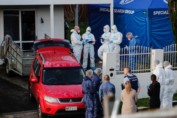Yeni Zelanda polis müfettişleri, bavullarda cesetler bulunduktan sonra 11 Ağustos 2022'de Auckland'daki bir olay yerinde çalışıyor.