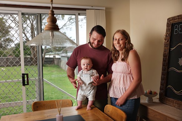 Jordan D'Arcy-Gay e Olivia Squires com o bebê Noah em sua casa em Bargo.