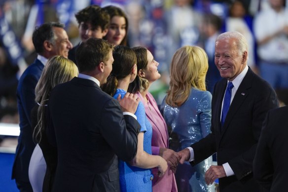 Joe Biden primește felicitări din partea familiei sale după discursul său de rămas bun.