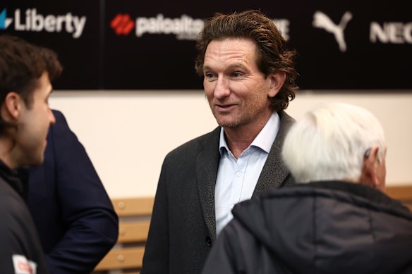 Há um apoio considerável, dentro e fora de Essendon, para que James Hird retorne como técnico principal.