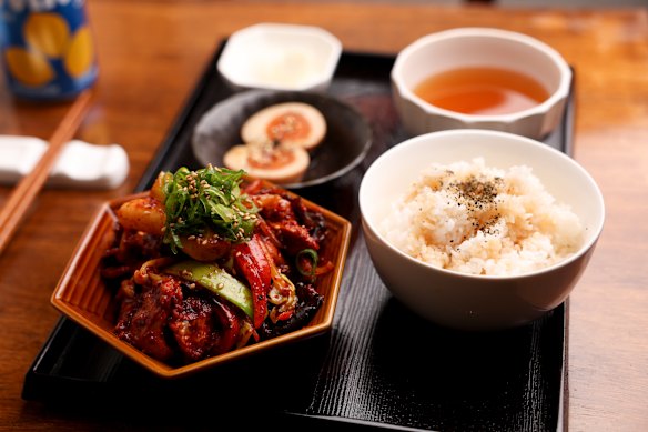 Dakbokkeum (spicy sauteed chicken, tteokbokki, vegetables, rice, marinated egg, pickled daikon and soup).