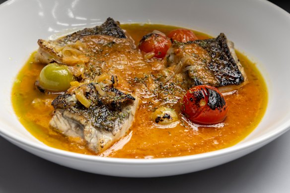 Psari plaki, market fish with leek and tomato.