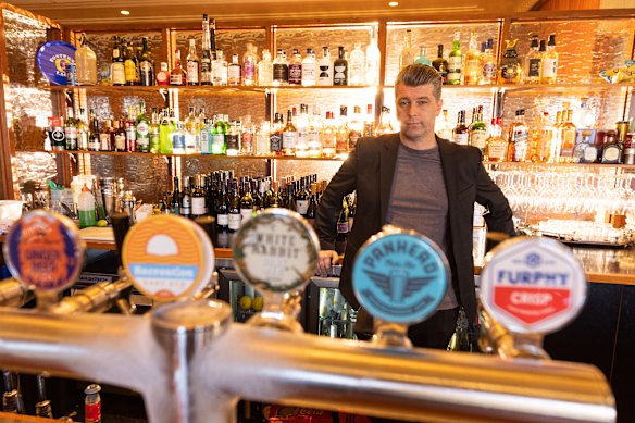 Scott Connolly, proprietário do Hotel Orrong. O pub serve mais escunas do que jarras ou canecas.