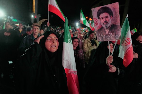 I manifestanti filogovernativi in ​​Iran portavano segni del nuovo leader supremo, Mojtaba Khamenei, anche se non è chiaro se sia ancora vivo.