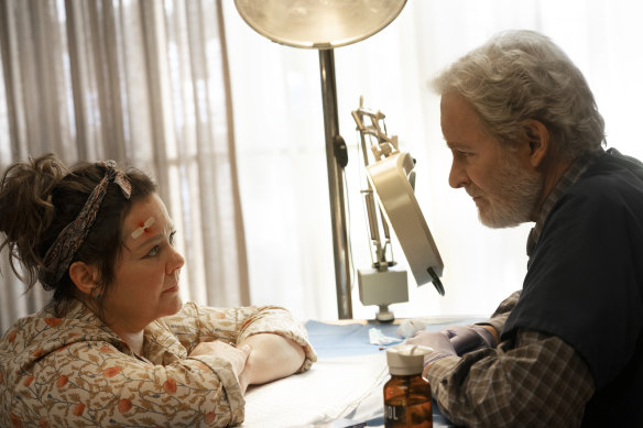Psychiatrist-turned-vet Larry (Kevin Klein) helps Lilly (McCarthy) recover from grief in The Starling. 