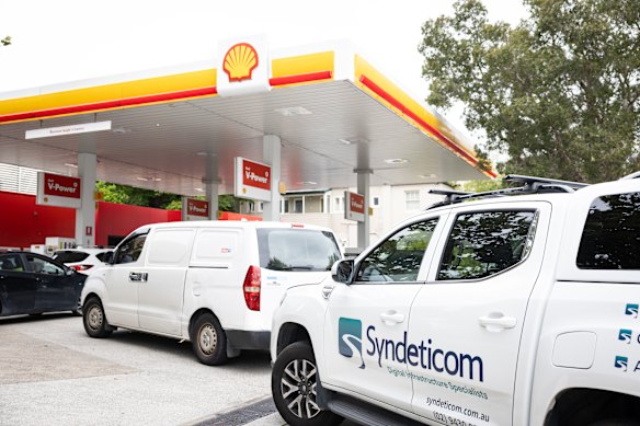 Kerumunan di stasiun layanan telah menjadi pemandangan yang biasa di Australia sejak perang dimulai empat minggu lalu.