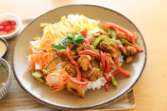 Lemongrass chicken on rice set.