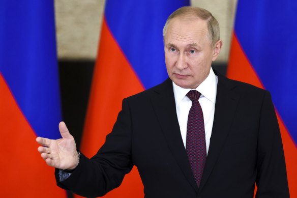 Rusya Devlet Başkanı Vladimir Putin, 16 Eylül 2022 Cuma günü Özbekistan'ın Semerkant kentinde düzenlenen Şanghay İşbirliği Örgütü zirvesinin ardından medyaya konuşurken jest yaptı. 