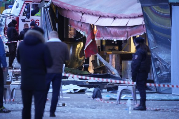 Pazar günü St Petersburg'da bir kafede meydana gelen patlamanın ardından polis ekipleri olay yerinde.