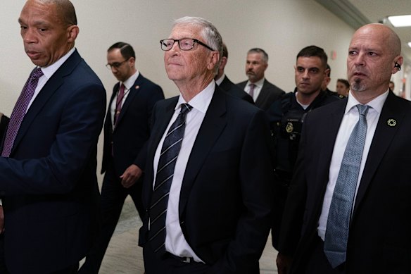 Bill Gates ha testimoniato ai politici statunitensi sui suoi legami con Jeffrey Epstein.