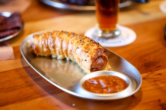 Old -fashioned smoky tomato sauce with all monster butcher sausage roller.