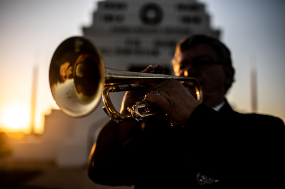 Afghanistan war veteran Duncan Clements plays his bugle at dawn at the Parkes War Memorial in 2020. 