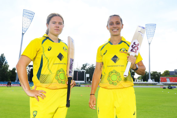 Indigenous cricket duo Hannah Darlington and Ash Gardner don this year’s national Indigenous jersey. 