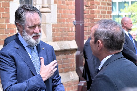 O presidente do Conselho da Comunidade Judaica da WA, Michael Levitt, e o primeiro-ministro Roger Cook, no serviço religioso do Dia Nacional de Luto na Catedral de São Jorge, em Perth.