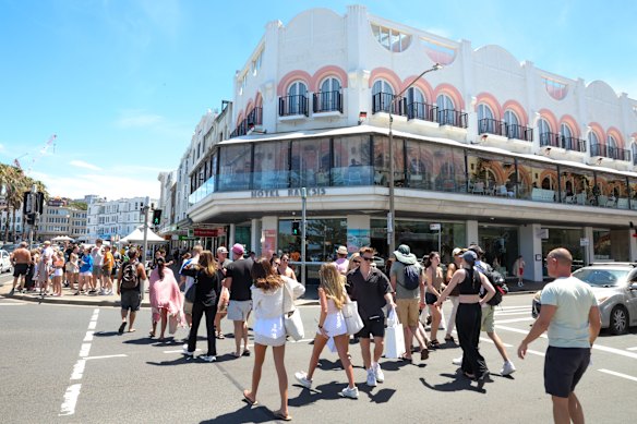 Bondi estava ocupado enquanto os corvos afluíam à faixa costeira na terça-feira.